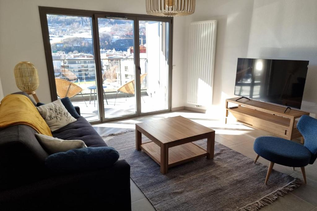 TV a/nebo společenská místnost v ubytování Beautiful T4 in new residence overhanging Briançon