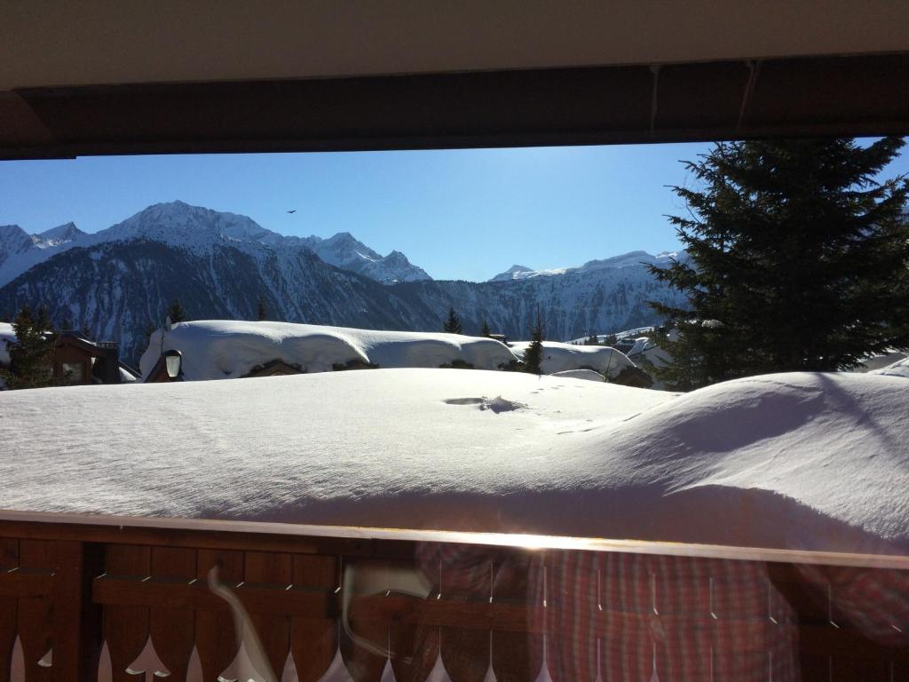 un toit couvert de neige avec vue sur les montagnes dans l'établissement Campanules, à Courchevel