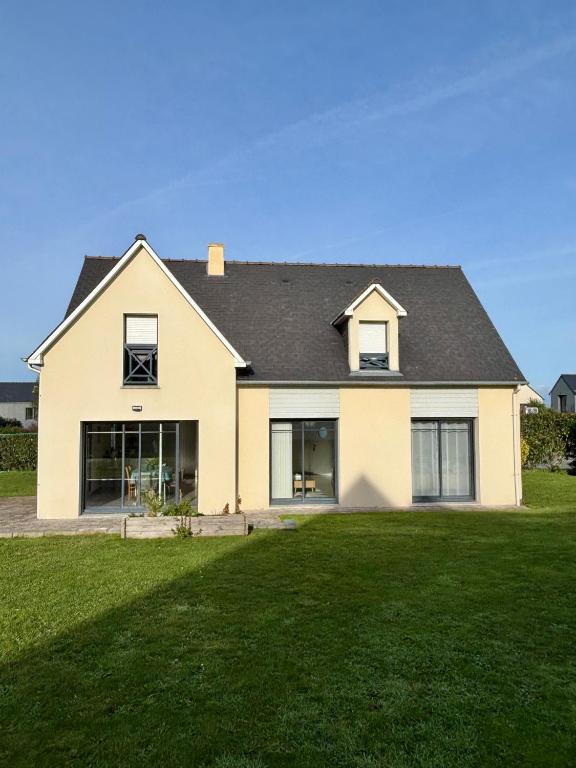 une maison blanche avec une grande cour dans l'établissement Maison Colette - Proche plage, à Saint-Malo