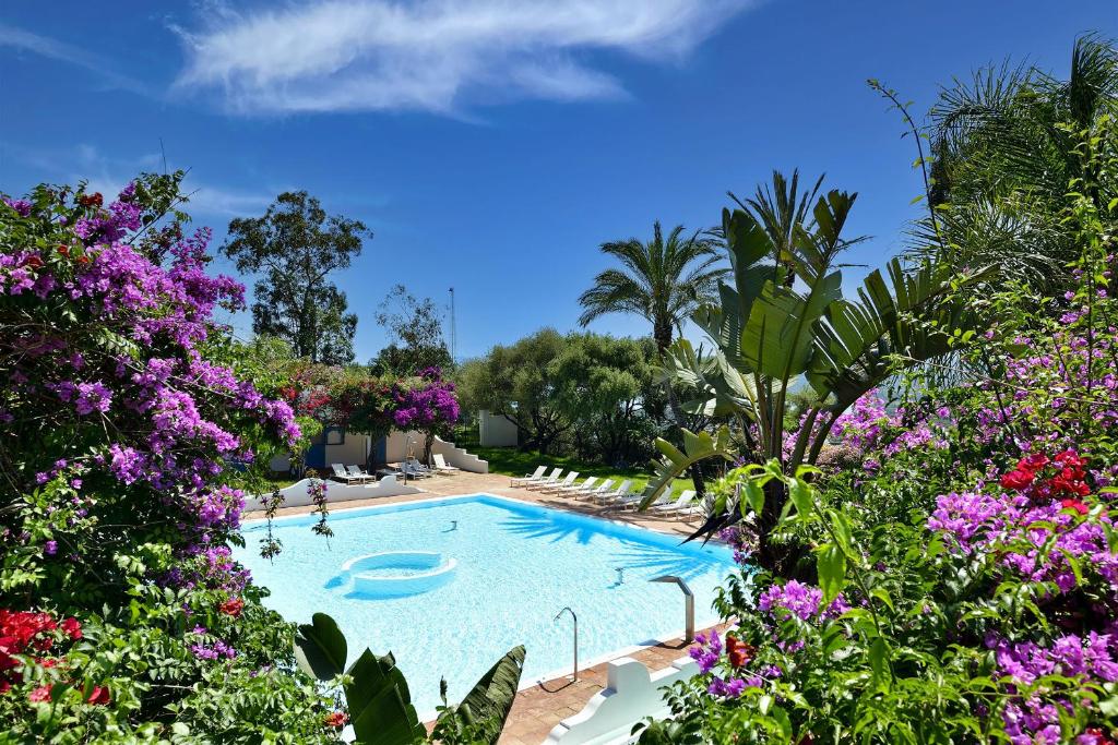 Bazén v ubytování Arbatax Park Resort - Telis nebo v jeho okolí