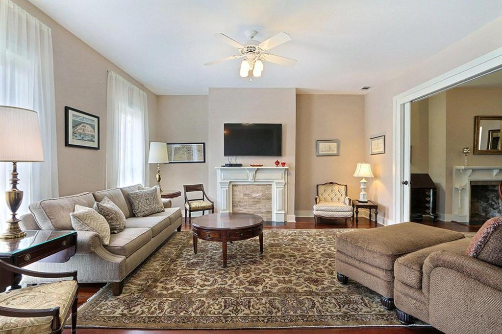 TV a/nebo společenská místnost v ubytování Change Of Place Main House