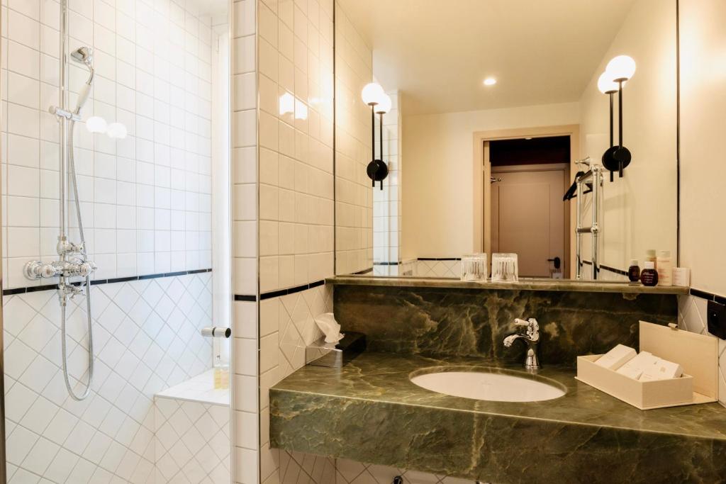 UNE AUTRE CHAMBRE - Resim 8