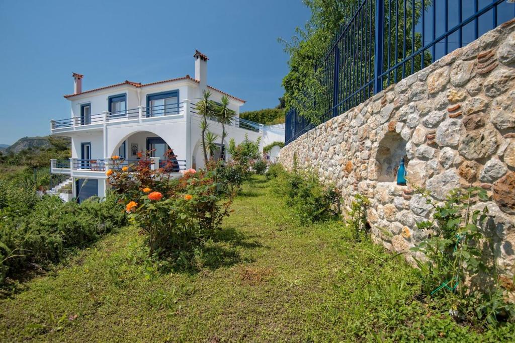 Zahrada ubytování Blue Dream Seaside Villa with superb sea views