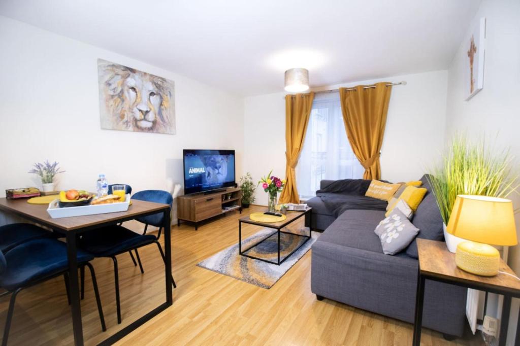 a living room with a couch and a table at Brunel Apartment, Sleeps 4, 2 Bedrooms, Free parking, Long stay disc in Swindon