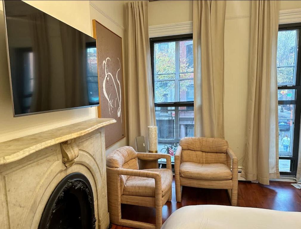 Uma TV ou centro de entretenimento em The West Village Gem