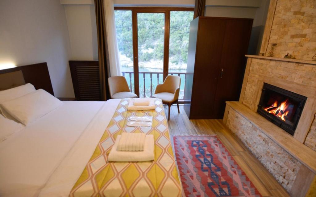 Postel nebo postele na pokoji v ubytování Hill River Hotel