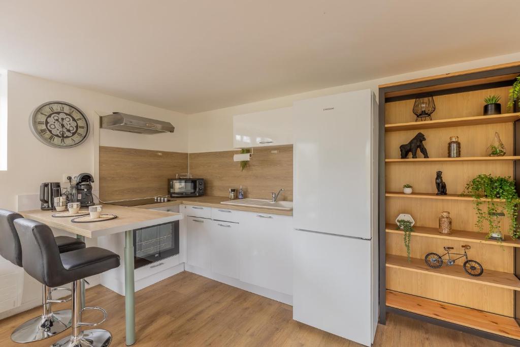 - une cuisine avec un comptoir, un évier et un bureau dans l'établissement Charmant appartement proche centre ville, à Metz