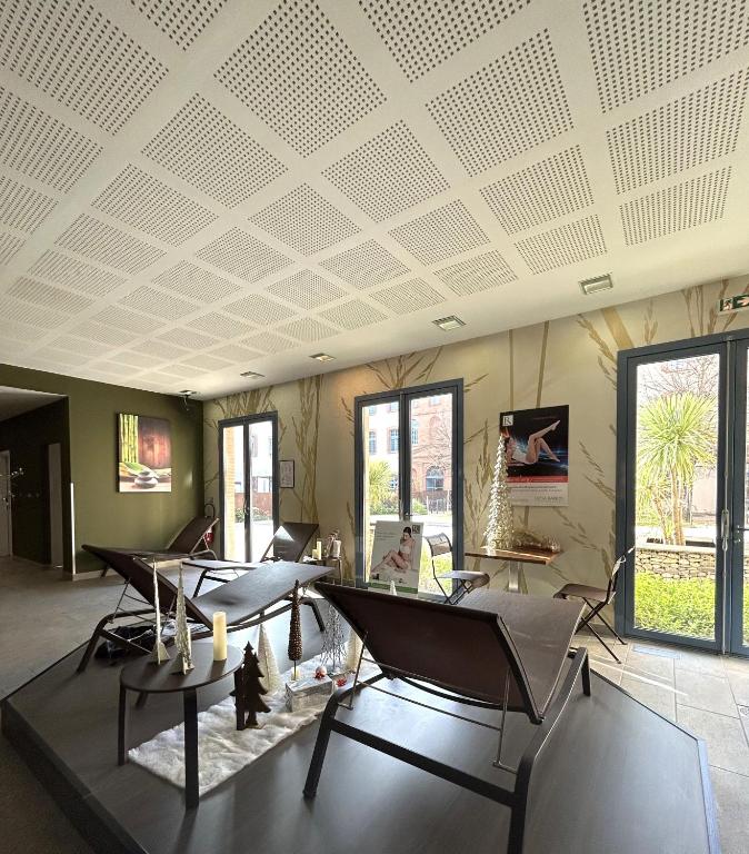 TV a/nebo společenská místnost v ubytování Dali Hôtel Montauban