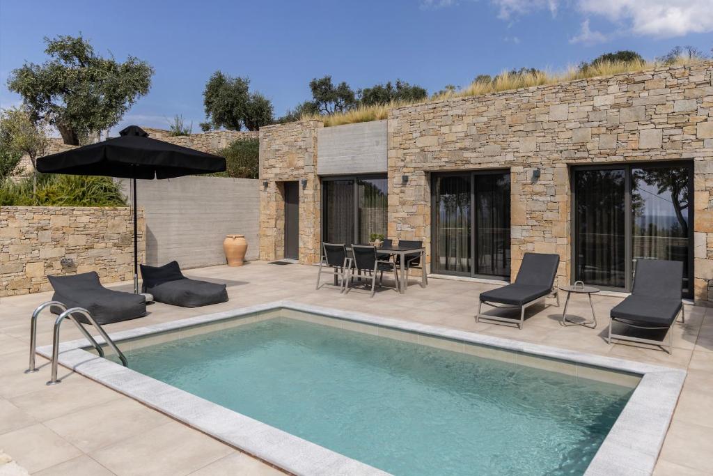 Bazén v ubytování Fari Stone Villas nebo v jeho okolí
