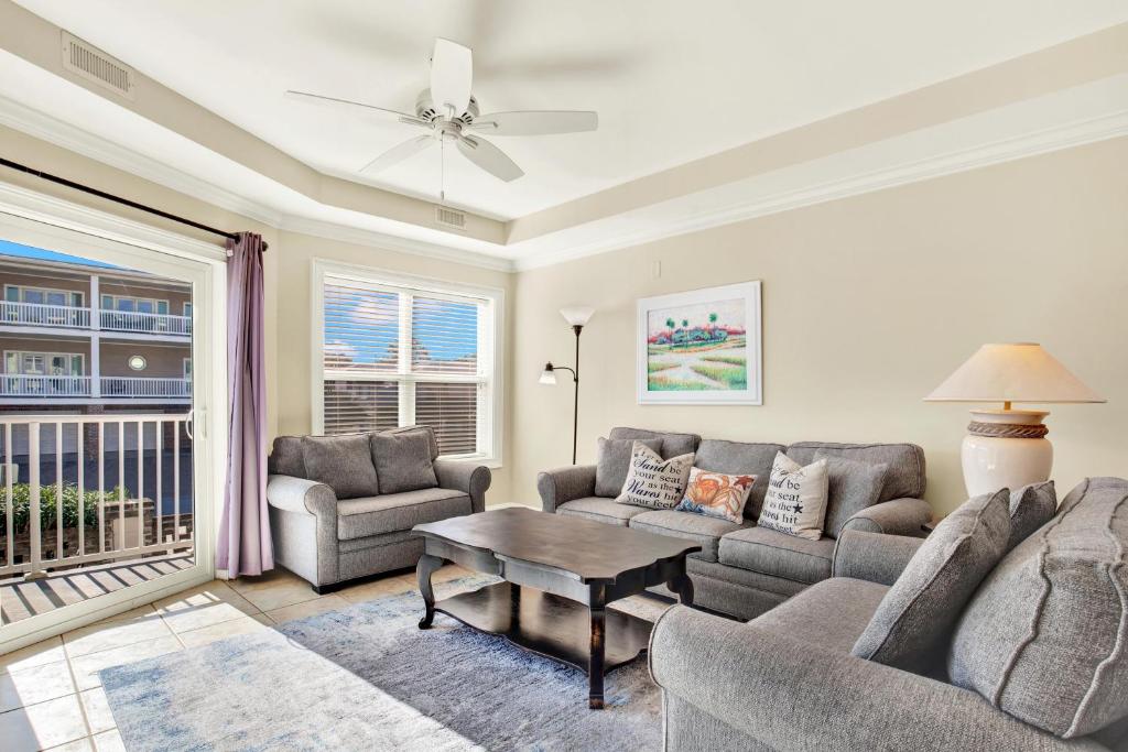 Un lugar para sentarse en Beachside Colony Unit 613