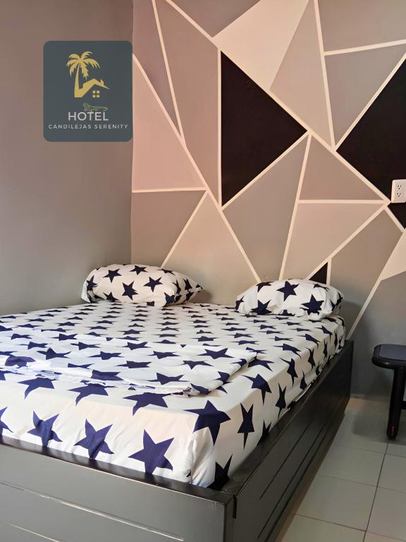 Un dormitorio con una cama con estrellas azules. en Hotel candilejas serenity, en Barrancabermeja