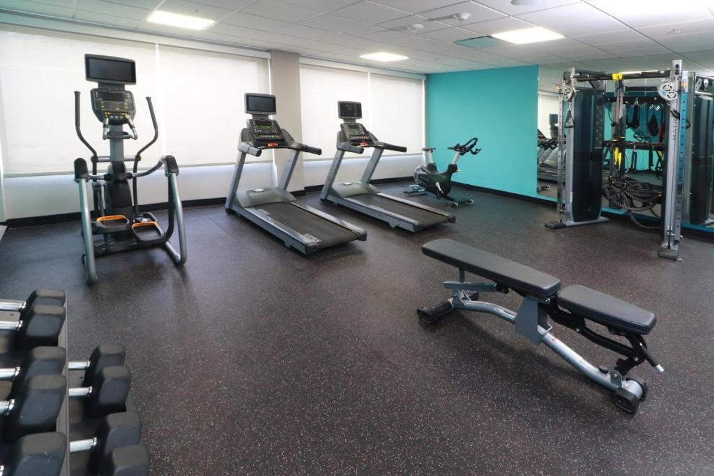 Fitness centrum a/nebo fitness zařízení v ubytování Avid Hotel Querétaro Centro Sur by IHG