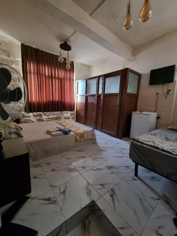 马尔丁Merde Konağı的一间设有两张床和电视的房间