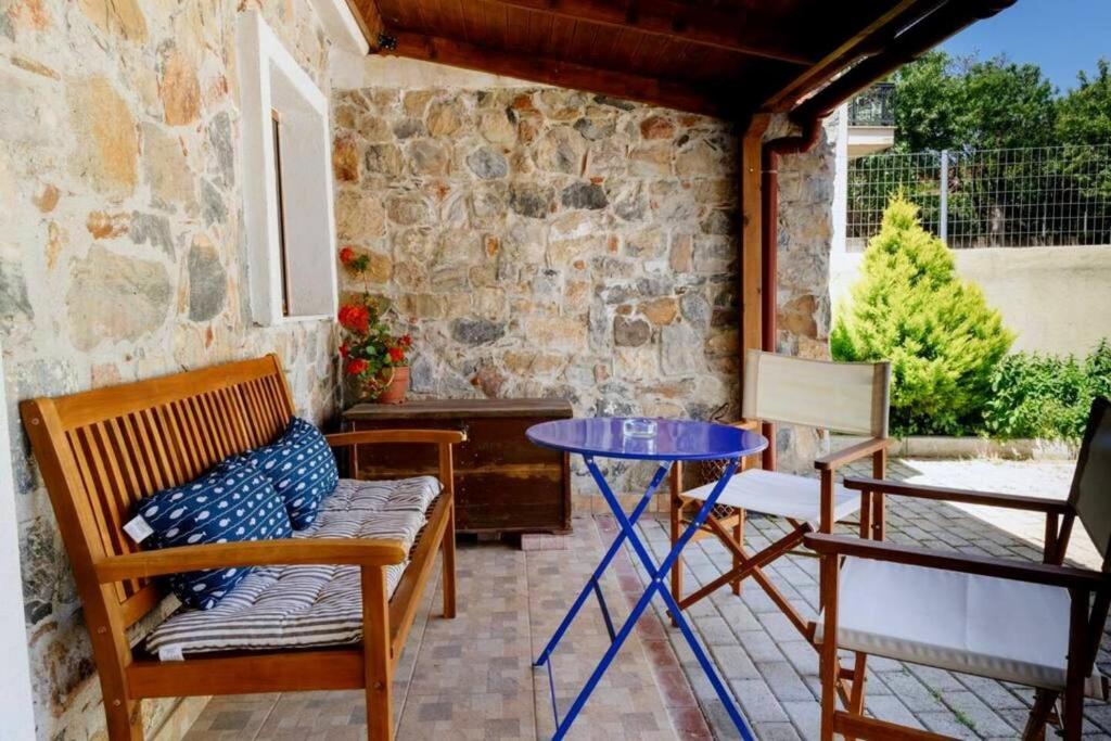 d'une terrasse avec des chaises, une table et une table. dans l'établissement Siena Cottage, à Nea Makri