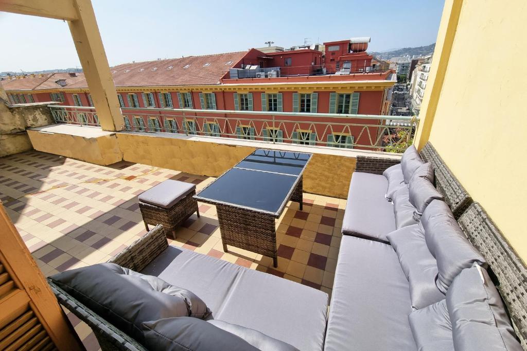 - un balcon avec des canapés et des tables dans un bâtiment dans l'établissement 