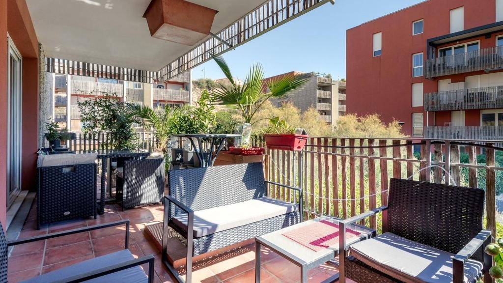 einen Balkon mit 2 Stühlen und einer Heizung in der Unterkunft ALIZES BLEUS DE THAU 5 étoiles in Balaruc-les-Bains