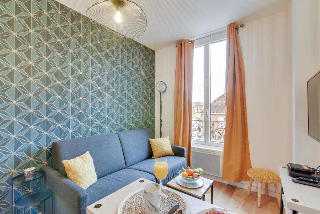 a living room with a blue couch and a table at Bluestay 141 - Superb apartment in Bagnolet