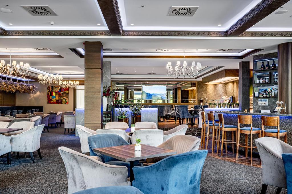 Restaurace v ubytování VILNIUS PARK PLAZA HOTEL, Restaurant & Terrace, Panorama Bar, Conference & Banquet Center