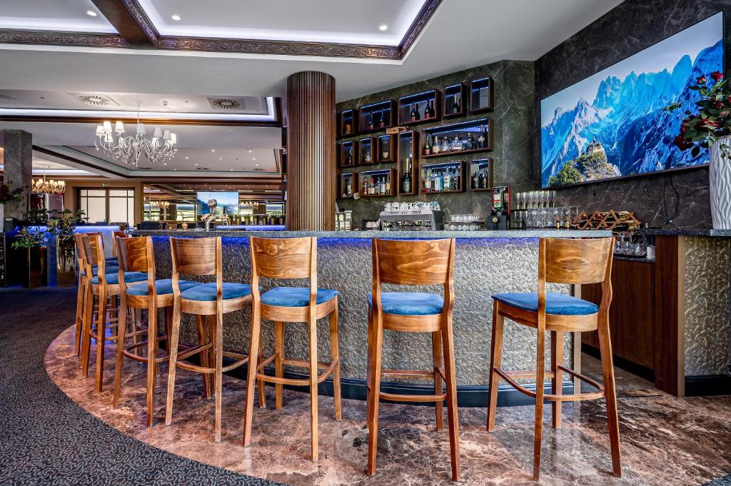 Lounge nebo bar v ubytování VILNIUS PARK PLAZA HOTEL, Restaurant & Terrace, Panorama Bar, Conference & Banquet Center