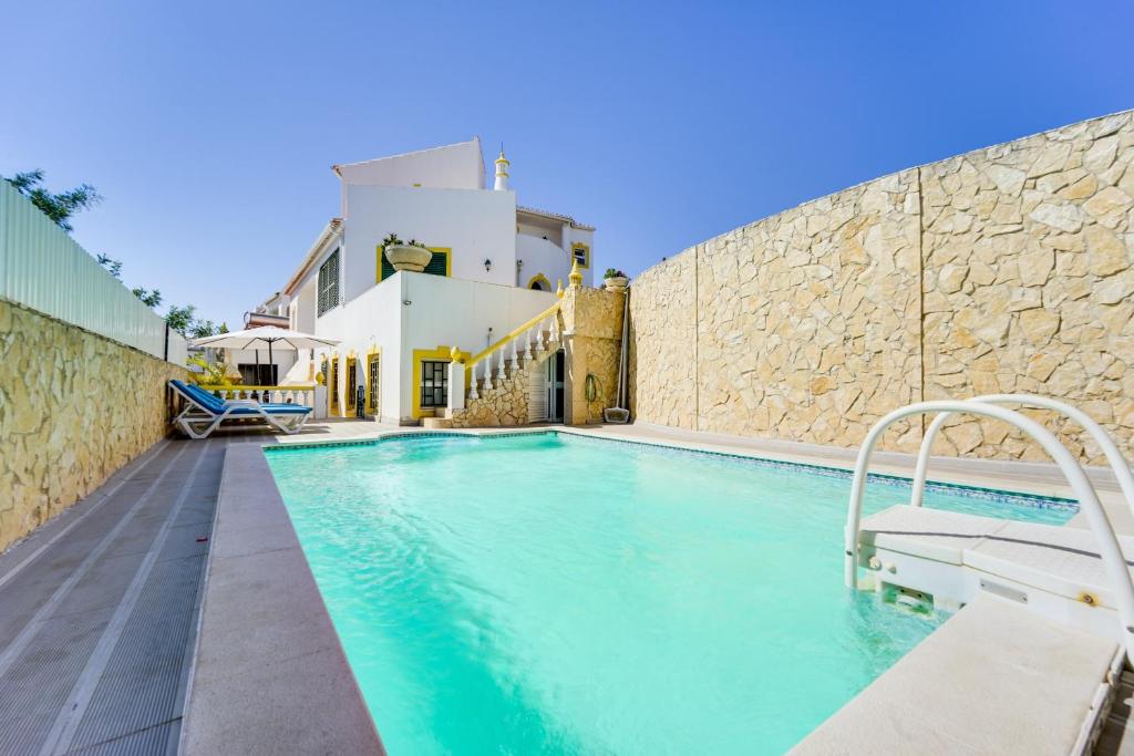 eine Villa mit einem Pool und einem Gebäude in der Unterkunft Casa Bonita in Lagoa