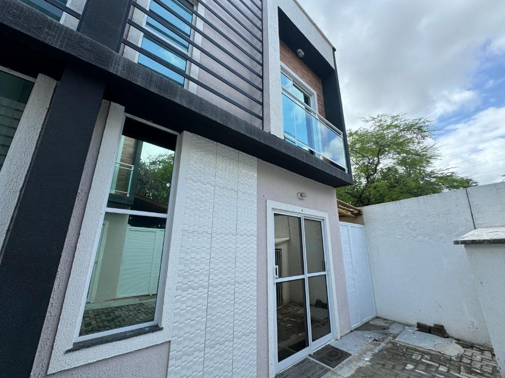 ein Gebäude mit großen Fenstern an der Seite in der Unterkunft Duplex mobiliado no cumbuco in Caucaia