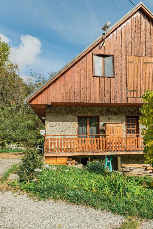 Cette cabane en rondins dispose d'une terrasse couverte et d'un balcon. dans l'établissement Maison accueillante avec vue sur montagnes à Villarembert, à Villarembert