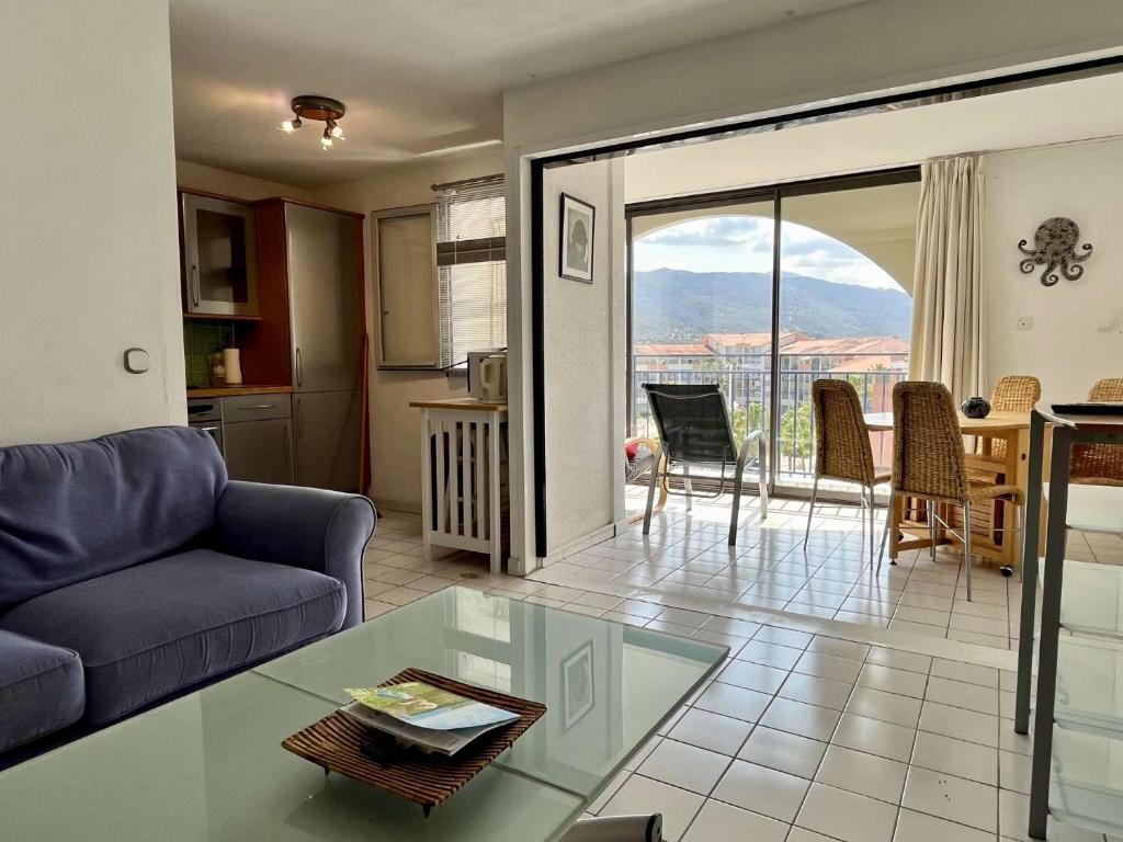 un salon avec un canapé et une table dans l'établissement Argelès sur mer- Appartement 4 pièces AR370-050, à Argelès-sur-Mer