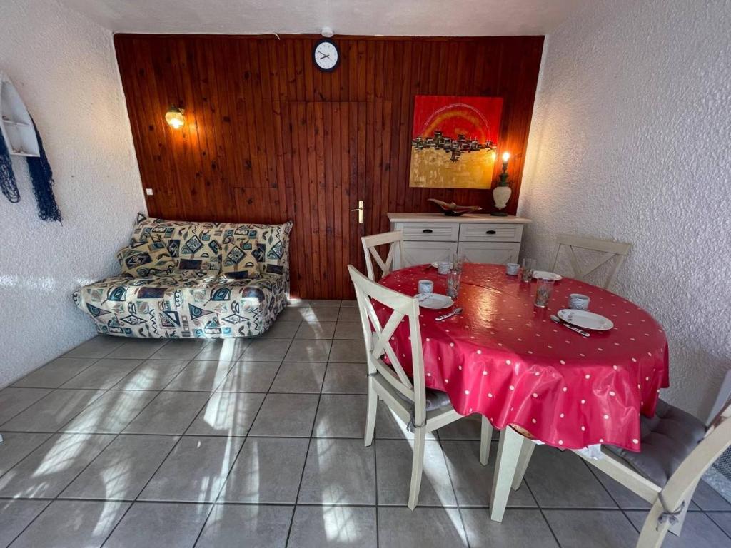 - une salle à manger avec une table rouge et un canapé dans l'établissement Studio cabine 4 couchages AR490-022, à Argelès-sur-Mer