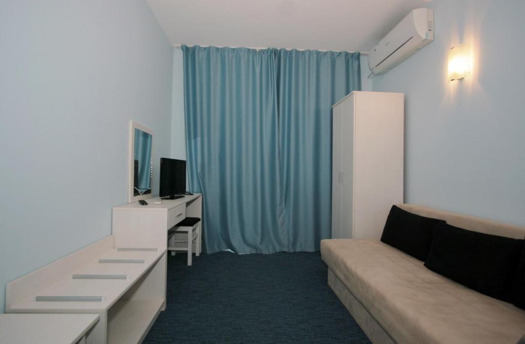 A television and/or entertainment centre at Sunny Beauty Palace Hotel