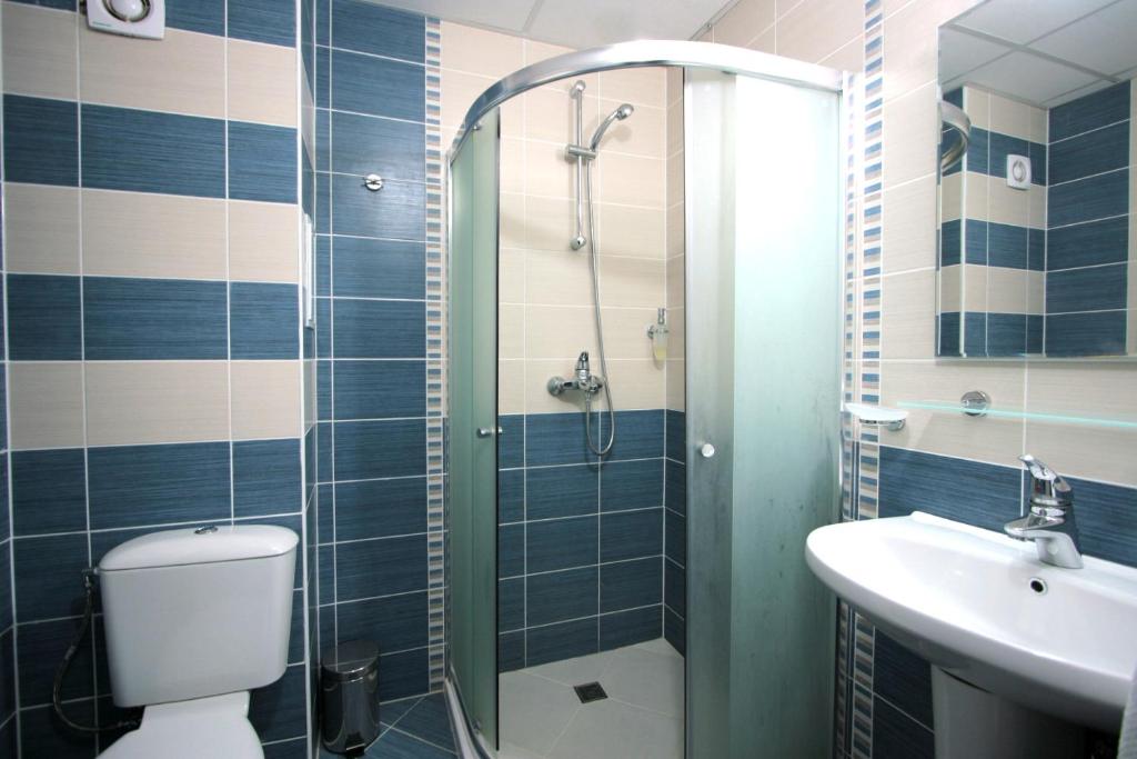 A bathroom at Sunny Beauty Palace Hotel