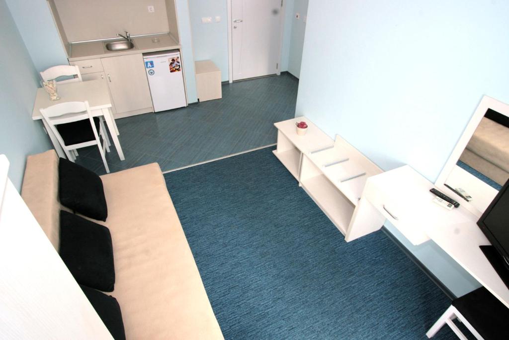 A television and/or entertainment centre at Sunny Beauty Palace Hotel