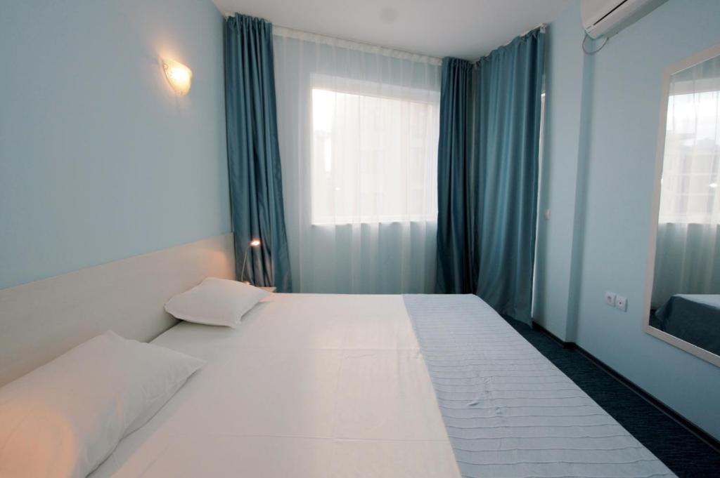 A bed or beds in a room at Sunny Beauty Palace Hotel