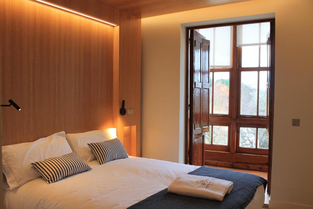 Postel nebo postele na pokoji v ubytování Hotel Miralrio Cacabelos