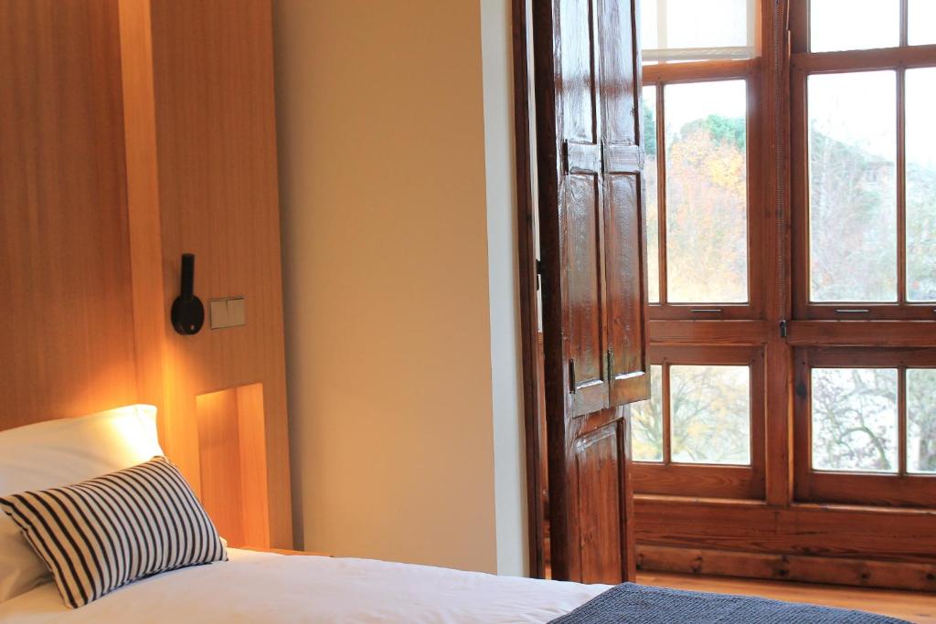 Postel nebo postele na pokoji v ubytování Hotel Miralrio Cacabelos