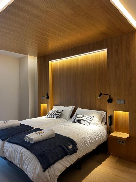Postel nebo postele na pokoji v ubytování Hotel Miralrio Cacabelos