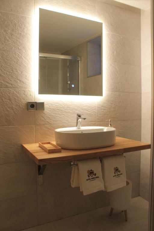Koupelna v ubytování Hotel Miralrio Cacabelos