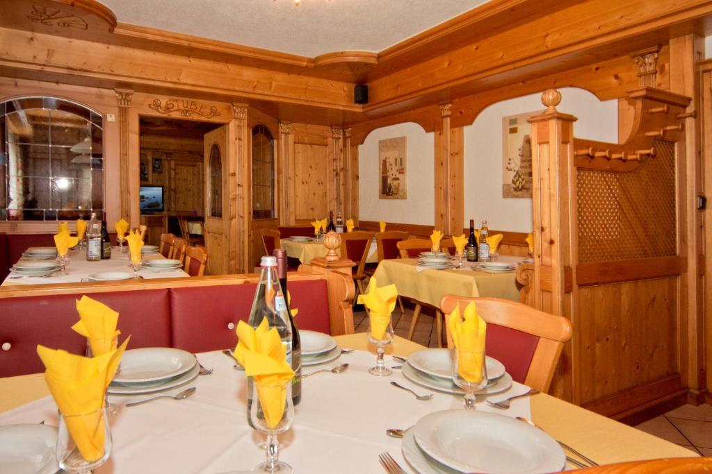 Restauracja lub miejsce do jedzenia w obiekcie Pension Brugghof