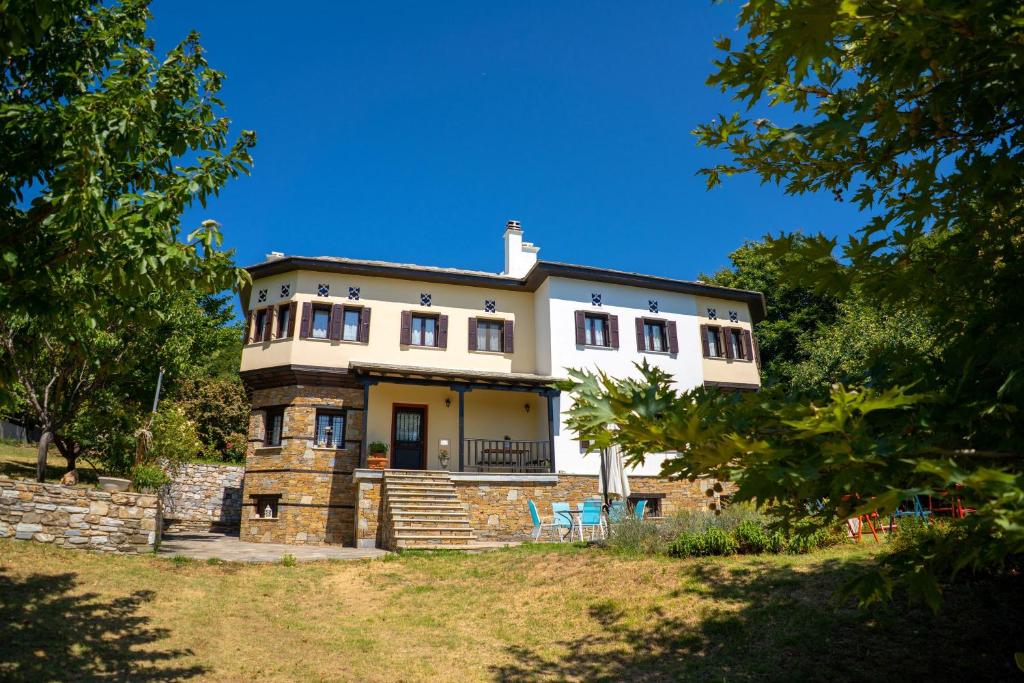 una casa grande en la cima de una colina en Alorama Luxury House in Pelion, en Drakeia