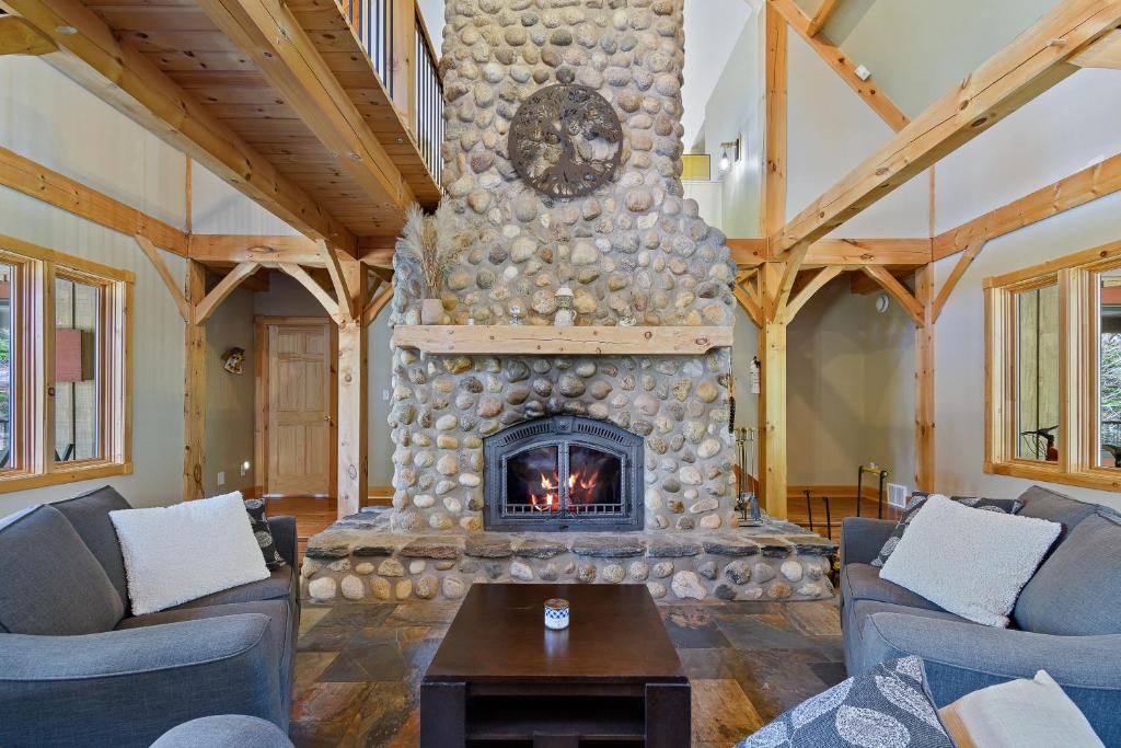 ウェークフィールドにあるAuberge Krönの石造りの暖炉付きのリビングルーム