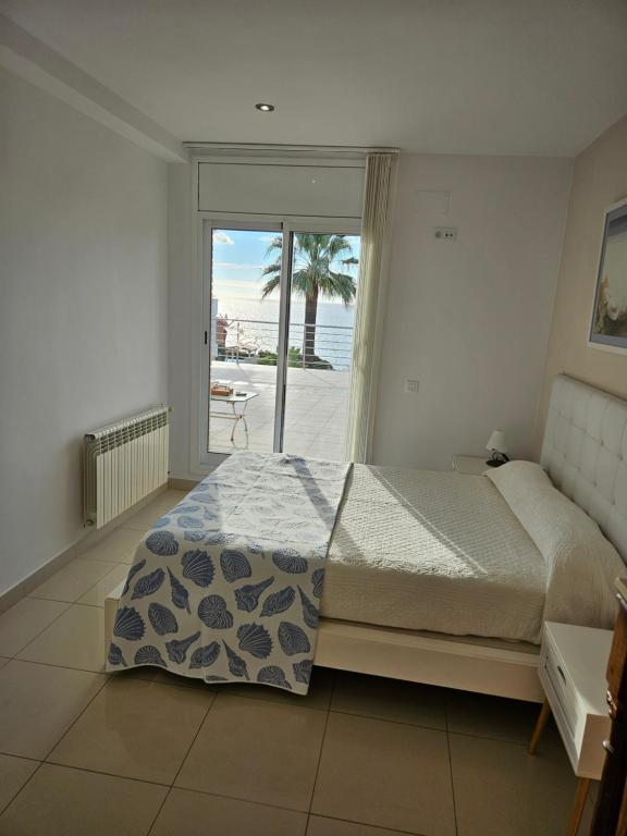 a bedroom with a bed and a view of the ocean at Exclusivo apartamento en la mejor zona de Tarragona in Tarragona