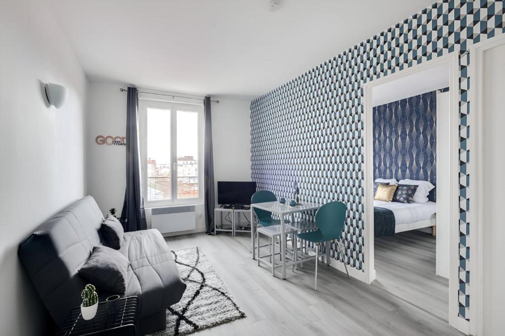- un salon avec un canapé et une chambre dans l'établissement Bluestay 137 - Charming apartment, à Bagnolet