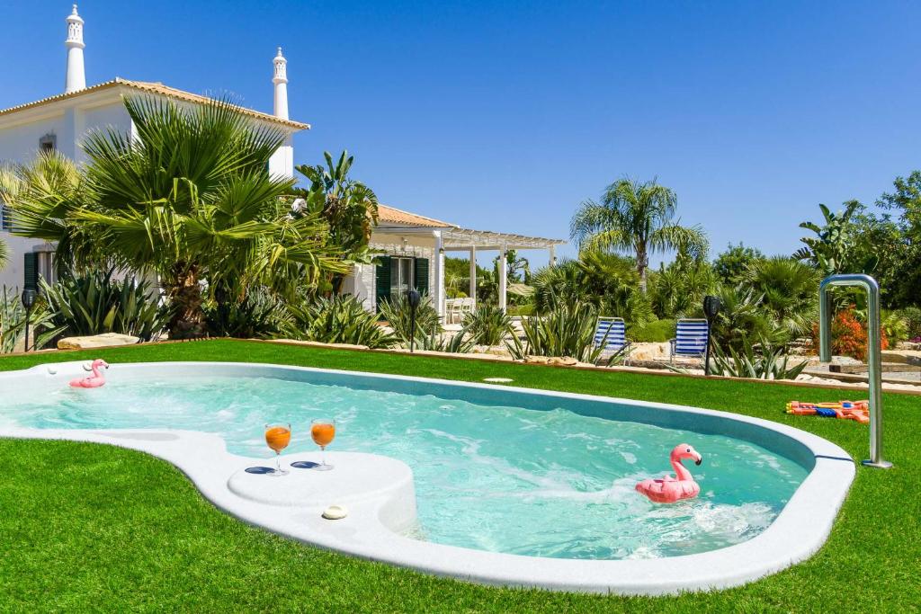 Bazén v ubytování VILLA CARACOL Heated Swim Spa & Mini-Golf nebo v jeho okolí