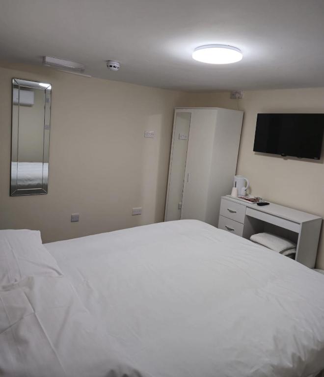 Postel nebo postele na pokoji v ubytování Zaheer's Hotel