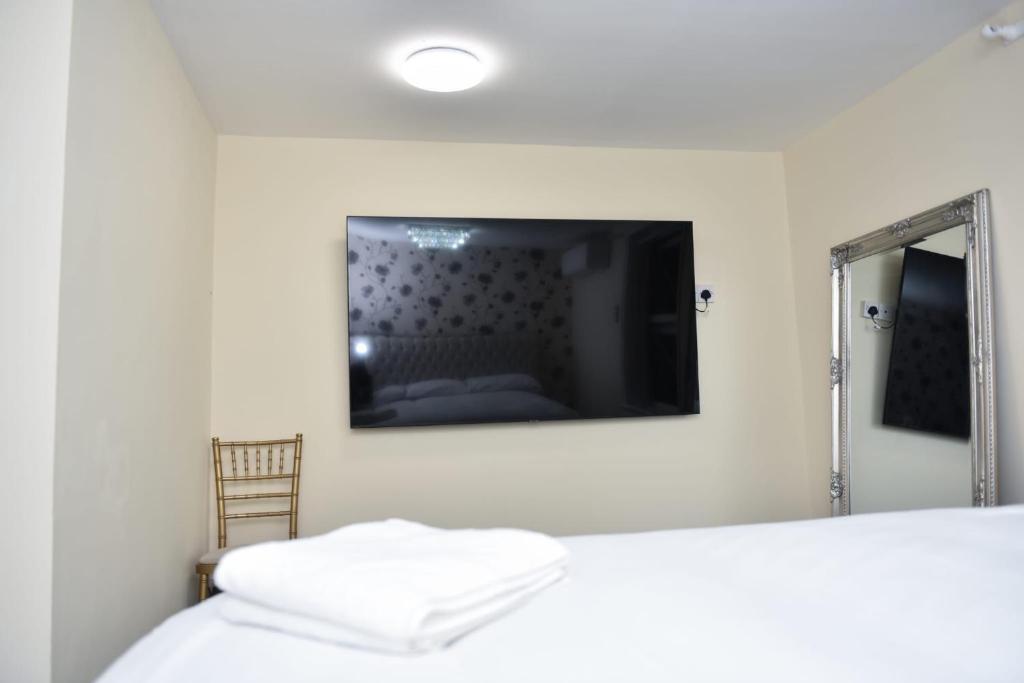 Postel nebo postele na pokoji v ubytování Zaheer's Hotel