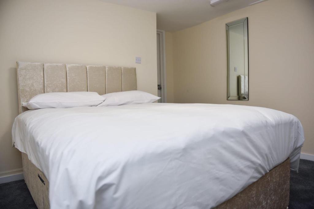 Postel nebo postele na pokoji v ubytování Zaheer's Hotel