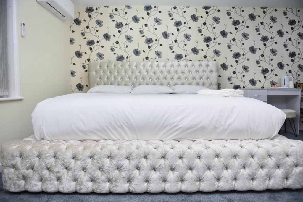 Postel nebo postele na pokoji v ubytování Zaheer's Hotel