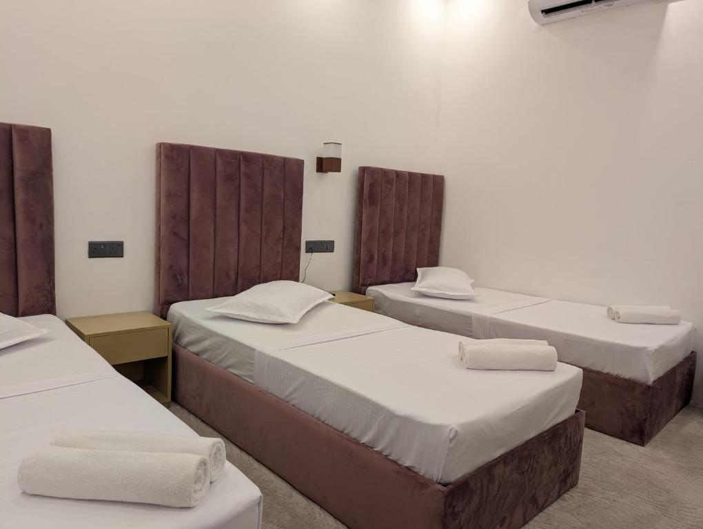 Postel nebo postele na pokoji v ubytování Kings Grand Hotel