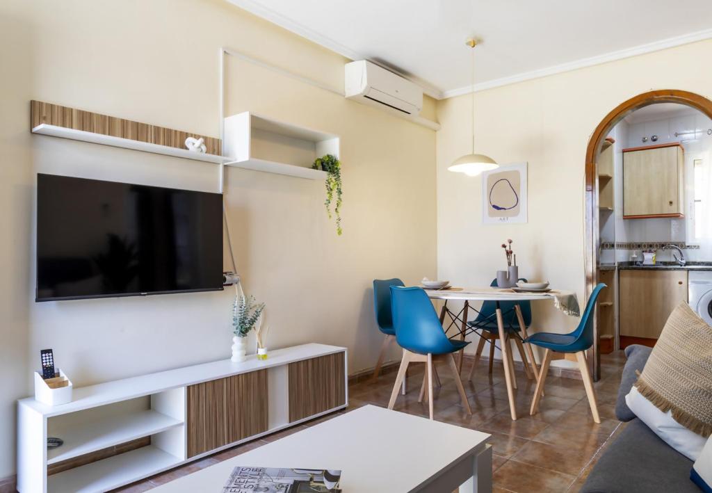 TV a/nebo společenská místnost v ubytování Groundfloor PInk Torrevista 2 - Winter by the sea