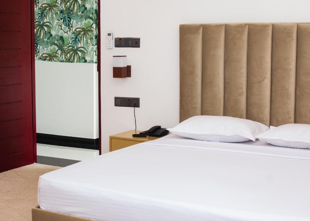 Postel nebo postele na pokoji v ubytování Kings Grand Hotel