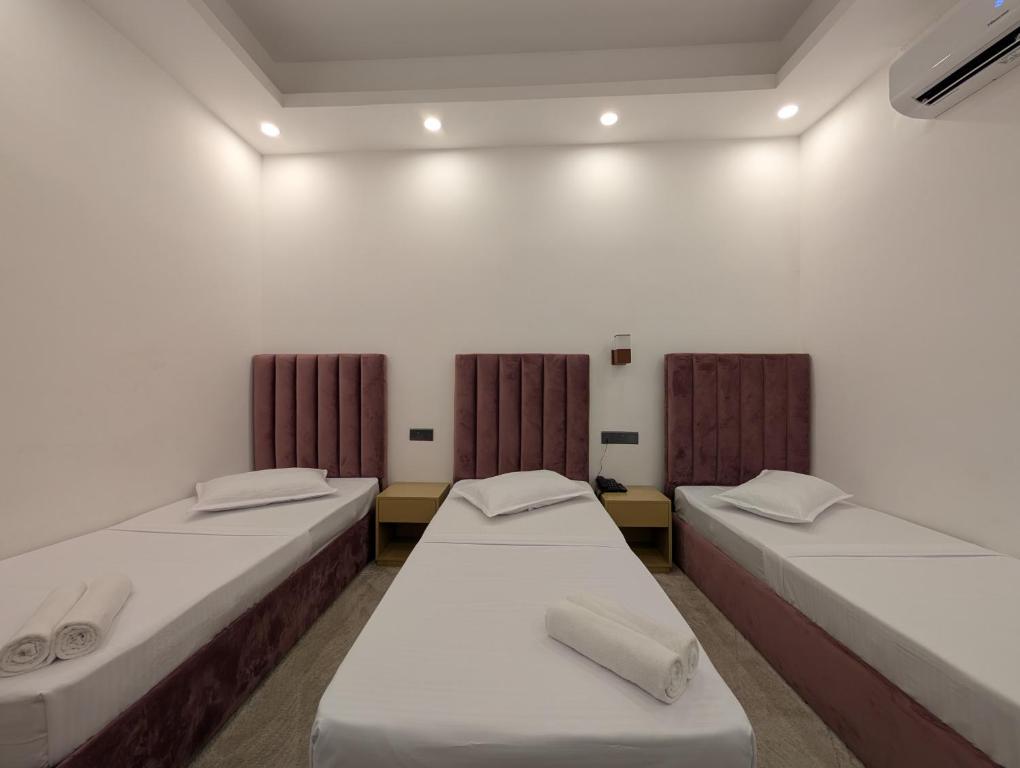 Postel nebo postele na pokoji v ubytování Kings Grand Hotel